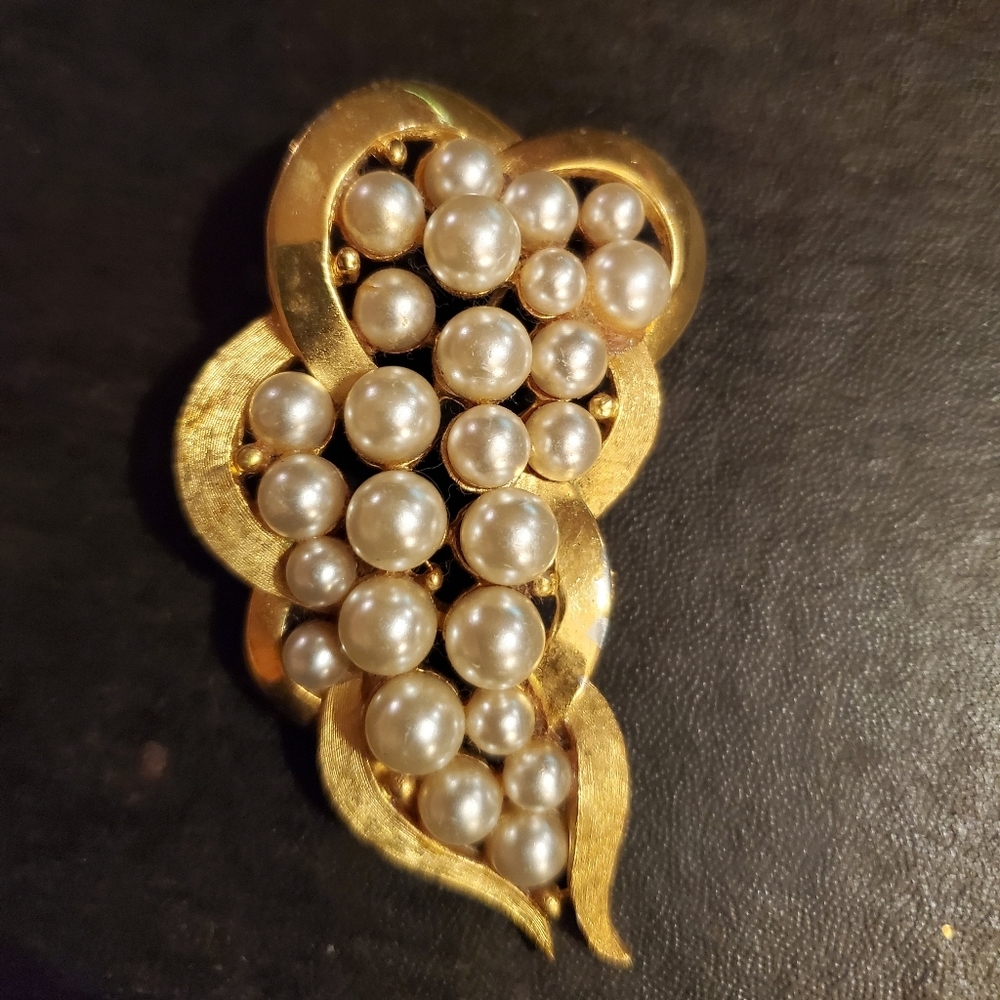 "Chare" Gold Pearls Grape Cluster Pin Brooch